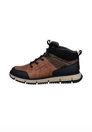 Chaussures mi-hautes en cuir brun et textile noir avec des accents texturés, un col rembourré et une semelle en caoutchouc contrastante. Présente un logo de marque.