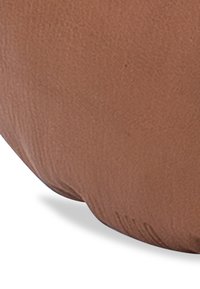 Hlinená váza zaobleného tvaru s textúrovaným povrchom, v zemitej hnedej farbe a jemnými odtieňovými variáciami.