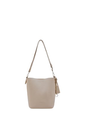 Beige Ledereimer-Tasche mit langem verstellbarem Riemen und angebrachtem kleinem Beutel an der Seite vor weißem Hintergrund.