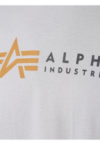 Alpha Industries LABEL - T-shirts print - hellgrau