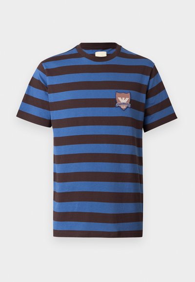 Μπλε και σκούρο καφέ οριζόντια ριγέ κοντομάνικη μπλούζα με μικρό ένθετο λογότυπο σε σχήμα ασπίδας στο αριστερό στήθος.