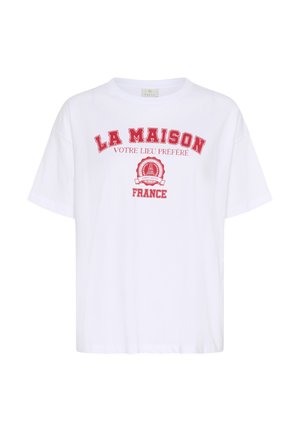 Valkoinen lyhythihainen puuvillainen t-paita, jossa on punainen painettu teksti: "LA MAISON VOTRE LIEU PRÉFÉRÉ FRANCE" ja ympyrän muotoinen logografiikka.