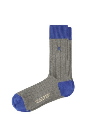 Calcetín gris acanalado con puño, puntera y talón azules, con un pequeño emblema de calavera y el texto "SCALPERS" en la planta del pie.