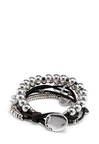 Pulsera de múltiples capas que presenta cuentas de plata, cordón de cuero negro y acentos metálicos; incluye elementos texturizados y lisos, con etiquetas.