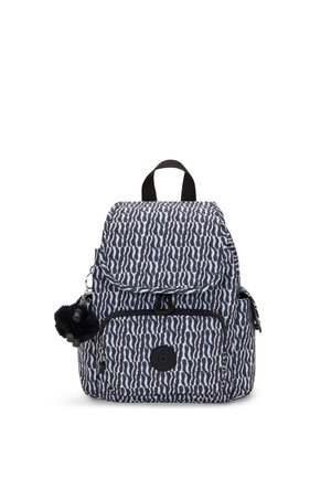 Rucksack in Marineblau und Hellblau mit einem abstrakten Muster. Verfügt über ein Stoffaußenmaterial, einen oberen Klappverschluss, eine vordere Reißverschlusstasche und ein rundes Logodetail.