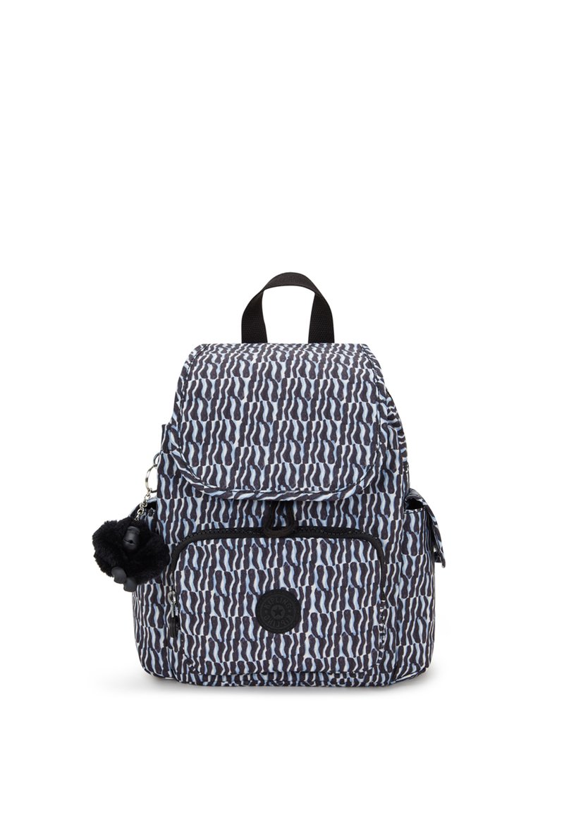 Zaino in blu navy e blu chiaro con un motivo astratto. Presenta un esterno in tessuto, un flap superiore, una tasca frontale con zip e un dettaglio con logo rotondo.