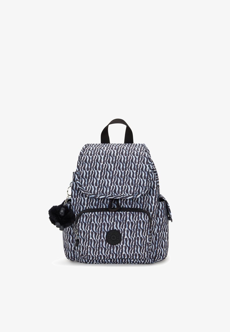 Zaino in blu navy e blu chiaro con un motivo astratto. Presenta un esterno in tessuto, un flap superiore, una tasca frontale con zip e un dettaglio con logo rotondo.