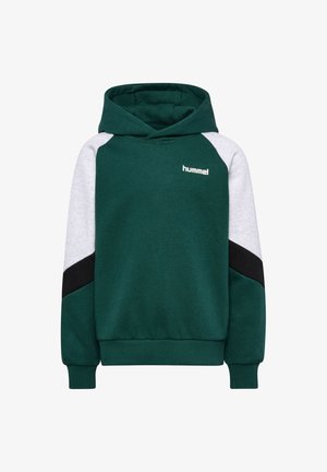 Zielona bluza z kapturem z jasnoszarymi i czarnymi ukośnymi panelami na rękawach oraz białym logo "hummel" na piersi, z prążkowanymi mankietami i dołem.