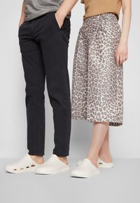 BOSS TITANIUM UNISEX - Mulas - open white