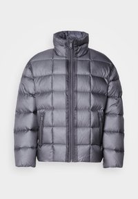 Veste matelassée gris foncé avec col montant, fermeture éclair frontale et poches latérales zippées, présentée sur fond blanc.