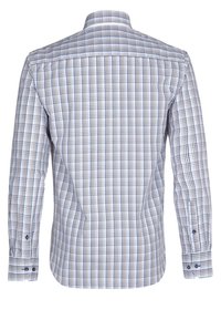 Košile s dlouhým rukávem s kostkovaným vzorem v modré, bílé a hnědé barvě. Má zapínací límec a manžety, hladkou texturu látky a střih na míru.