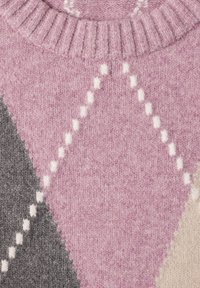 Gros plan d’un pull tricoté avec un motif losanges rose, gris et beige et un col rond côtelé.