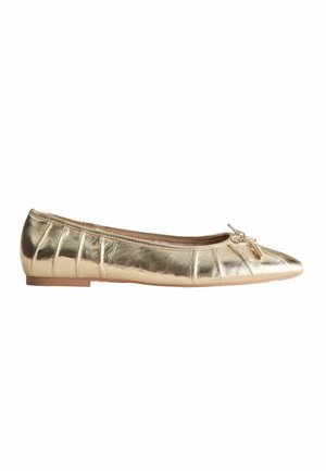 Gold metallic flache Ballettschuhe mit abgerundeter Spitze, plissierten Seiten, kleinem Schleifchen oben und flacher Sohle.
