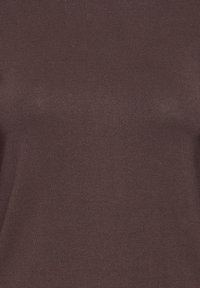 Texture de tissu tricoté marron avec un fin côtes visible, montrant des détails en gros plan du motif de tissage du matériau.