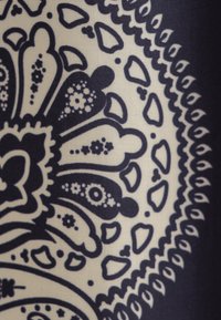 Motivo paisley blu scuro su tessuto crema, caratterizzato da intricati disegni floreali e geometrici, con forme varie e dettagli accurati.