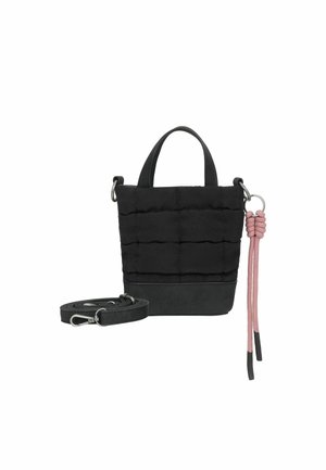 Sac en tissu matelassé noir avec une base en cuir, de courtes poignées et un accent en cordon rose. Dispose d'une bandoulière noire amovible pour un port croisé.
