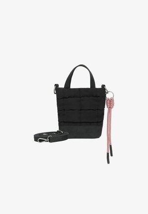 Bolsa de tela negra acolchada con base de cuero, asas cortas y un acento de cordón rosa. Cuenta con una correa negra desmontable para uso cruzado.