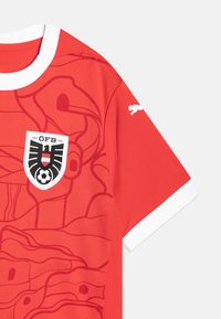 Maglia da calcio rossa con colletto bianco, caratterizzata da un motivo testurizzato e dal logo OFB. Realizzata in tessuto traspirante; maniche corte.