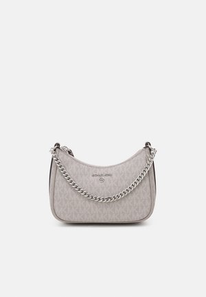 Beige Michael Kors schoudertas met zilveren kettingriem en subtiel MK-logo patroon op de stof.