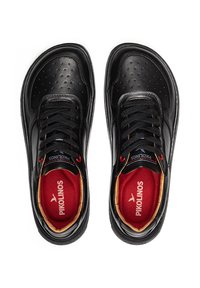 Zapatos de cuero negro con un diseño perforado, cordones negros, interior rojo y plantillas de marca. Presentan una punta redondeada y una suela texturizada.