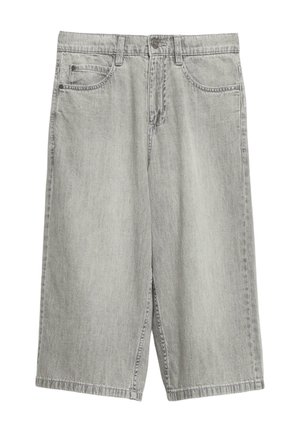 Jasnoszare szorty jeansowe z przednim guzikiem, zamkiem błyskawicznym, szlufkami na pasek i pięcioma kieszeniami, przedstawione na białym tle.