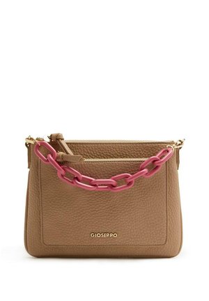 Borsa in pelle color tan con superficie texture, dotata di una tracolla a catena rosa, hardware dorato e una tasca con zip sul davanti.