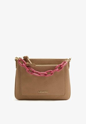 Bolso de mano de cuero marrón claro con una superficie texturizada, que presenta una correa de cadena rosa, herrajes dorados y un bolsillo con cremallera en la parte frontal.