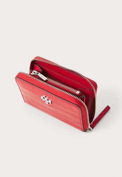 Portafoglio rosso con zip, realizzato in pelle testurizzata con motivo in pelle di coccodrillo, accessori in argento e un'emblema del marchio sul davanti.
