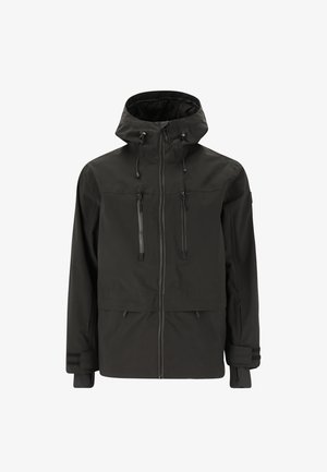 Sort hættejakke, der er vejrbestandig, med frontlynlås, to lodrette lynlåslommer på brystet og justerbare manchetter.