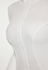 Body aderente zip-up bianco in tessuto liscio, caratterizzato da un design aderente e una cerniera a contrasto che scorre lungo la parte anteriore.