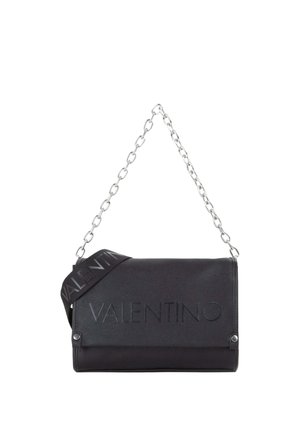 Sac à bandoulière Valentino noir avec logo embossé, bandoulière chaîne argentée et bandoulière en tissu de marque supplémentaire sur fond blanc.