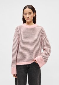 Pulover cu dungi în roz deschis și gri, cu guler rotund, mâneci largi, manșete rib și un model tricotat texturat.