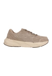 Baskets beiges en daim avec détails perforés, semelle épaisse et rembourrée, fermeture à lacets, conçues pour un usage décontracté.