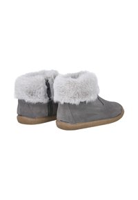 Botas de invierno de ante gris con puños de piel sintética gris claro y suelas de goma marrón, que presentan cremalleras laterales para el cierre.
