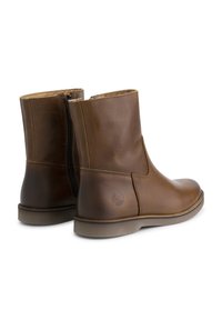 Botas de tobillo de cuero marrón con textura suave, cremallera lateral y suela plana. Cuenta con un logo estampado en el lado exterior.