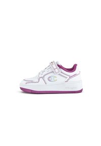 Sneaker bianco con accenti viola e una fascetta, caratterizzato da logo embossato e dettagli di cucitura, realizzato in materiale sintetico con suola in gomma.
