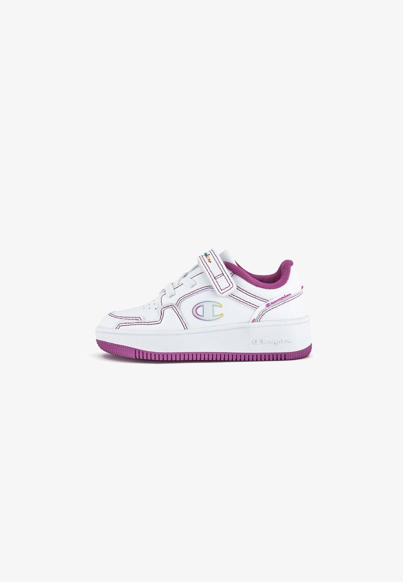 Sneaker bianco con accenti viola e una fascetta, caratterizzato da logo embossato e dettagli di cucitura, realizzato in materiale sintetico con suola in gomma.