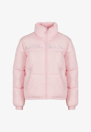 Chaqueta de plumón rosa con collar alto, cremallera frontal, logotipo bordado "KARL KANI" en el pecho, y puños y dobladillo elásticos.
