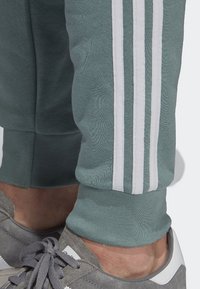 adidas Originals Teplákové kalhoty - green