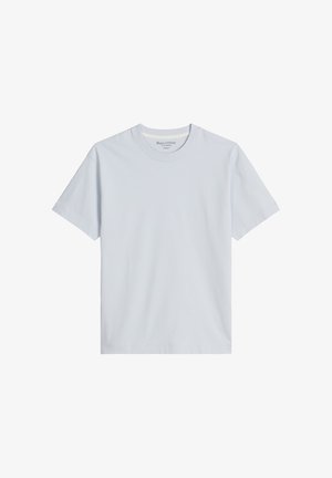 Jasnoniebieska koszulka z krótkim rękawem i okrągłym dekoltem z prążkowanym kołnierzem, z etykietą "Marc O'Polo" wewnątrz kołnierza.