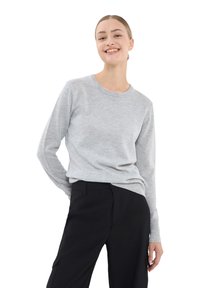 Jasnoszary dzianinowy sweter z okrągłym dekoltem i długimi rękawami, w połączeniu z czarnymi spodniami. Tkanina wydaje się miękka i lekko teksturowana.