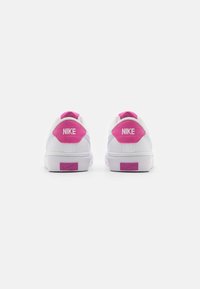 Nike Sportswear COURT LEGACY - Tenisice - white/football grey/cosmic fuchsia/pearl pink