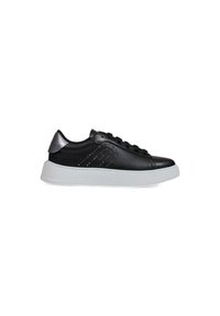 Sneaker in pelle nera con dettagli in grigio metallico, design con lacci, motivo borchiato sui lati e suola in gomma bianca.