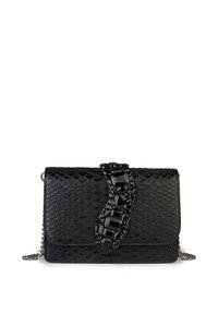 Borsa in pelle nera con stampa rettile, chiusura gioiello, forma rettangolare e tracolla a catena argentata. Finitura strutturata e dettagli lucidi.