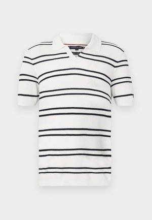 Kurzärmliges Polohemd aus weißer Baumwolle mit navyblauen horizontalen Streifen, ausgestattet mit einem V-Ausschnitt und geripptem Kragen. Keine sichtbare Markenkennzeichnung.