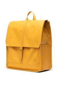 Sac à dos jaune avec une finition mate et lisse. Comprend un rabat avant avec une fermeture à boucle et une poignée supérieure. Logo embossé sur le côté.