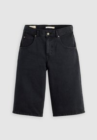 Μαύρα τζιν σορτς μήκους μέχρι το γόνατο με εμπρόσθιο κουμπί, φερμουάρ, θηλιές για τη ζώνη και εμπρόσθιες τσέπες σε ανοιχτό γκρι φόντο.