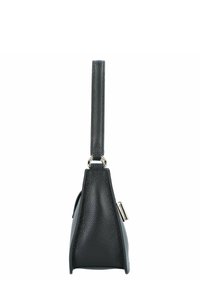 Sac à main en cuir noir avec une surface texturée, de forme étroite, avec une courte anse et des accents en métal argenté. Design minimaliste sans motifs.