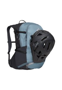 Zaino con parte superiore azzurro chiaro, parte inferiore blu scuro, diversi tasche con zip e un casco nero attaccato sul lato con fori di ventilazione.