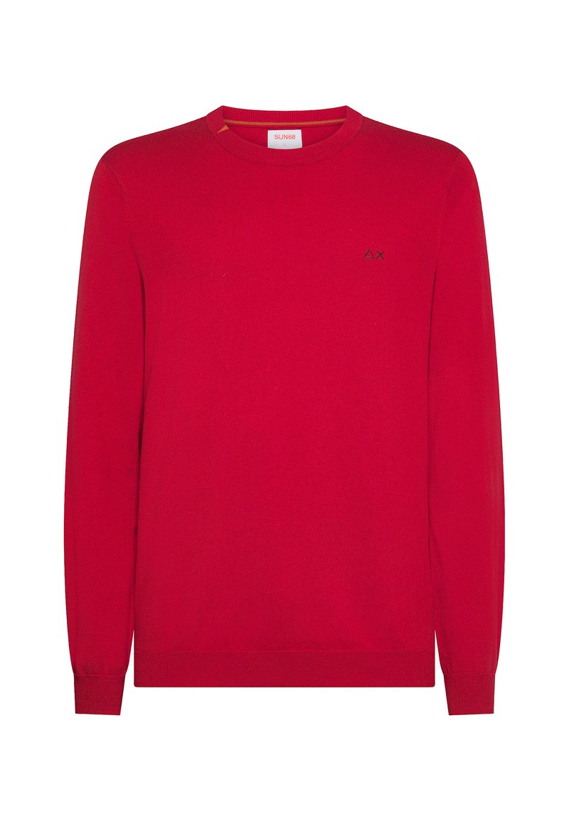 Maglione rosso lavorato a maglia con maniche lunghe, collo a giro e un piccolo logo nero sul petto. Texture morbida e silhouette aderente.